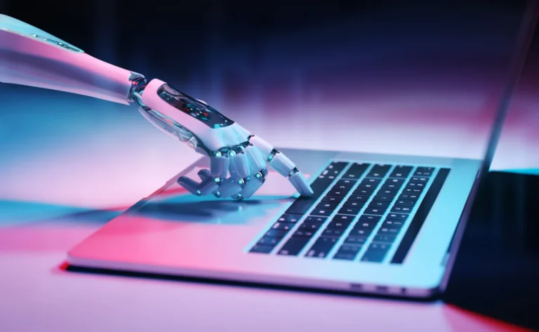 Imagen de la mano de un robot interactuando con un teclado de ordenador portátil, ilustrando la integración de la IA generativa