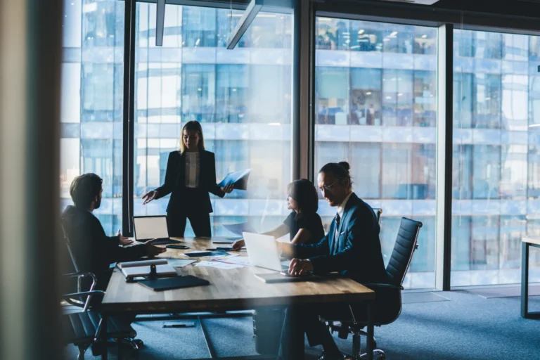 Grupo de personas trabajando en equipo llevando a cabo una estrategia empresarial en una oficia