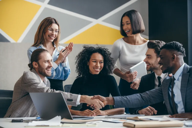 Grupo de personas trabajando en equipo en una oficina como el departamento de Recursos Humanos