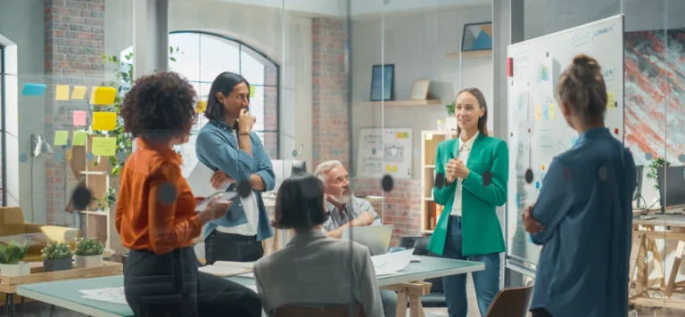 Equipo de trabajo discutiendo estrategias de gestión del cambio en empresas durante una reunión en la oficina