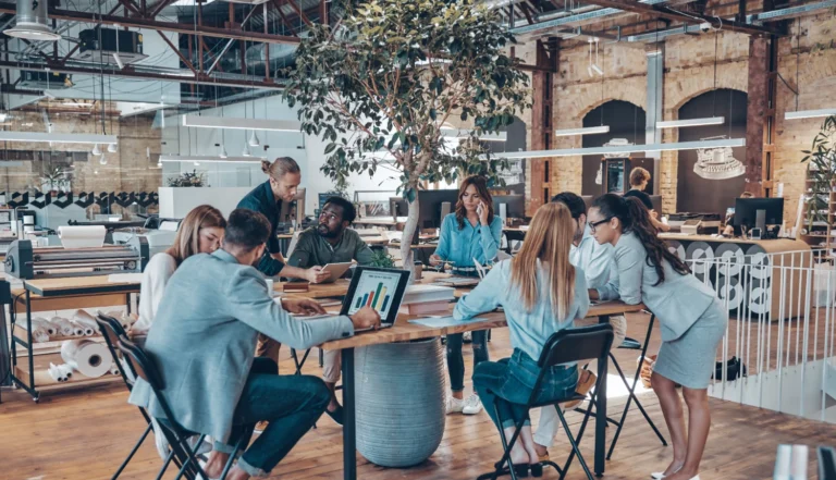 Equipo creando un plan de gestión de riesgos para su empresa