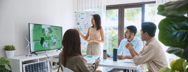 Personal de una empresa haciendo una reunión para la gestión de recursos