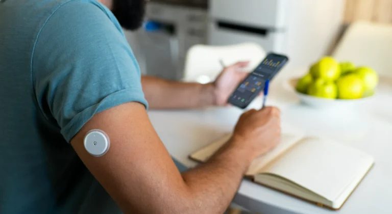 Hombre midiendo su dispositivo eHealth de salud digital.