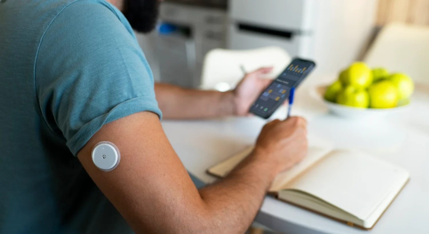 Hombre midiendo su dispositivo eHealth de salud digital.