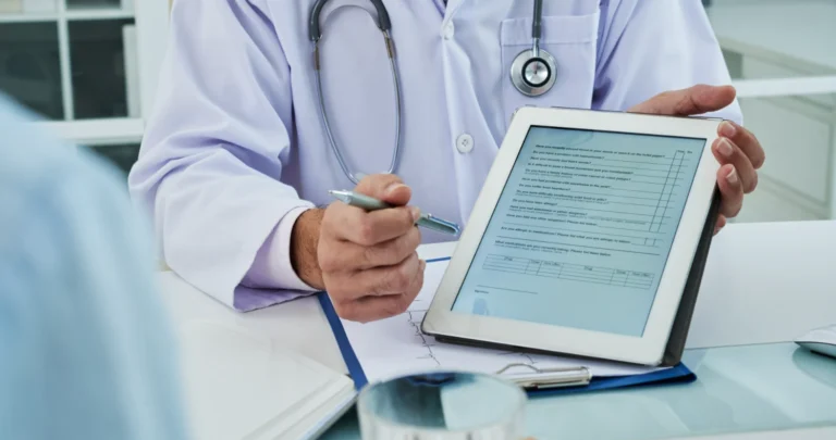 Ciberseguridad Salud Qbit. Ciberseguridad en salud: cómo proteger los datos de los pacientes en la era digital. Médico presentando un informe de protección de datos.
