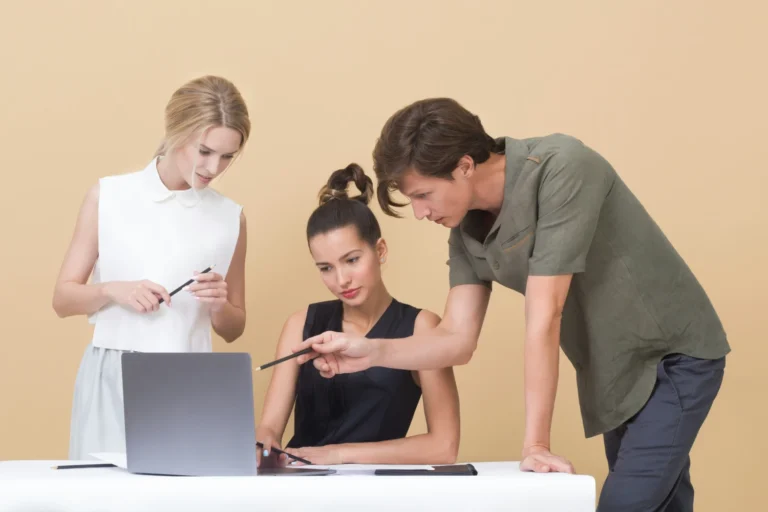 Trabajadores de una empresa aplicando People Analytics para mejorar el clima laboral