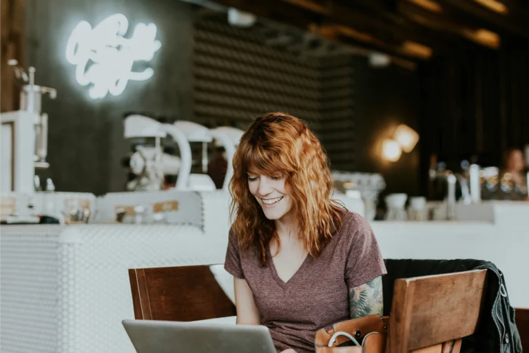 Imagen de una mujer que estudia de manera online.