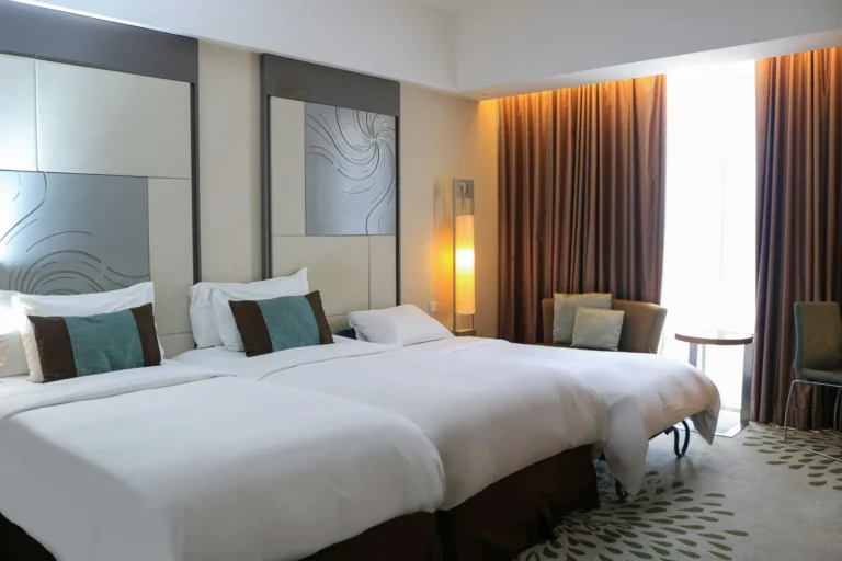 Portada de un hotel que grafica la necesidad de un turismo inteligente y digital