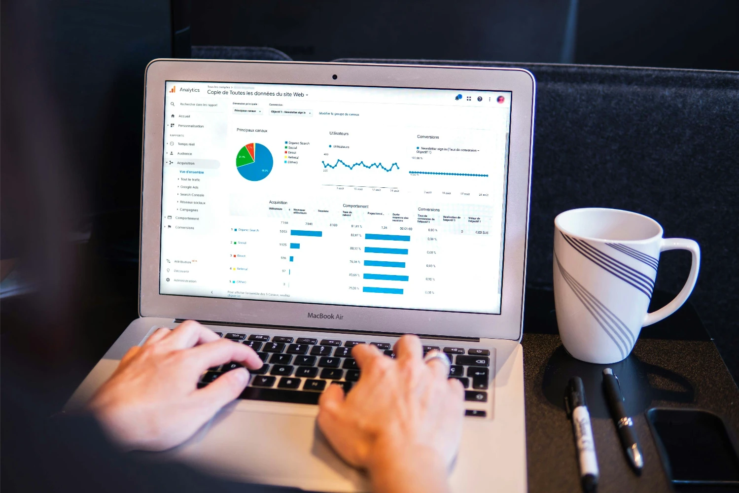 Estudiante trabajando en el ordenador con Big Data e Inteligencia Artificial.