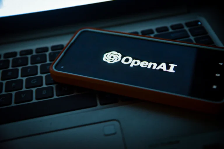Una imagen que muestra un móvil y un ordenador que utilizan ChatGPT5, el modelo más avanzado de OpenAI.