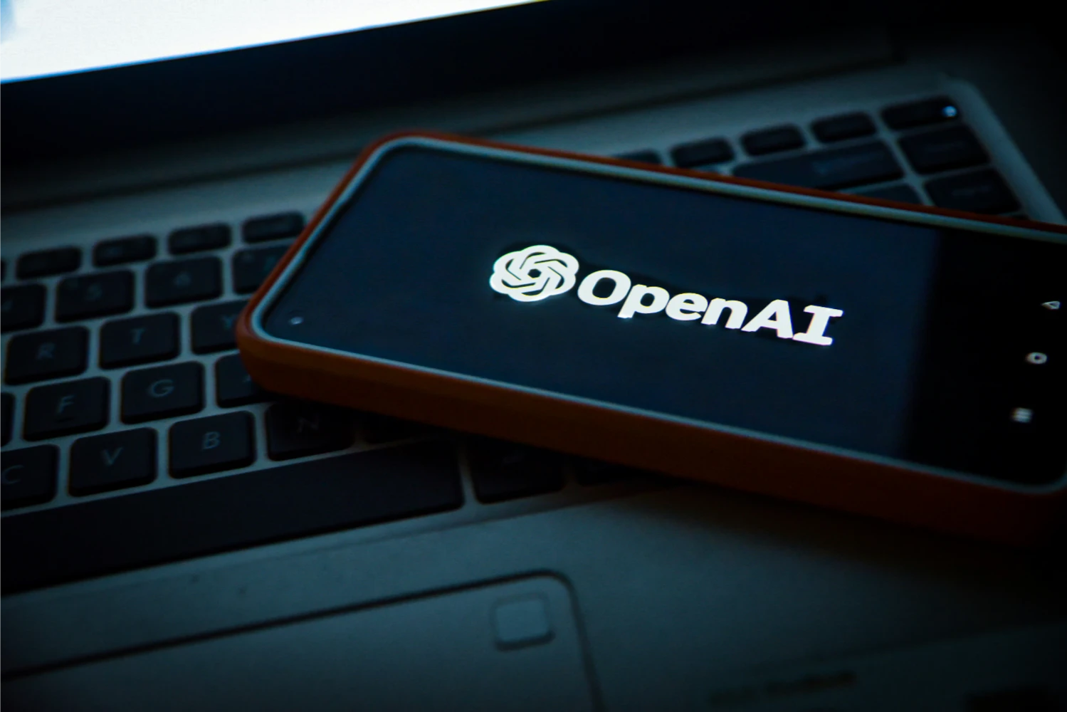 Una imagen que muestra un móvil y un ordenador que utilizan ChatGPT5, el modelo más avanzado de OpenAI.