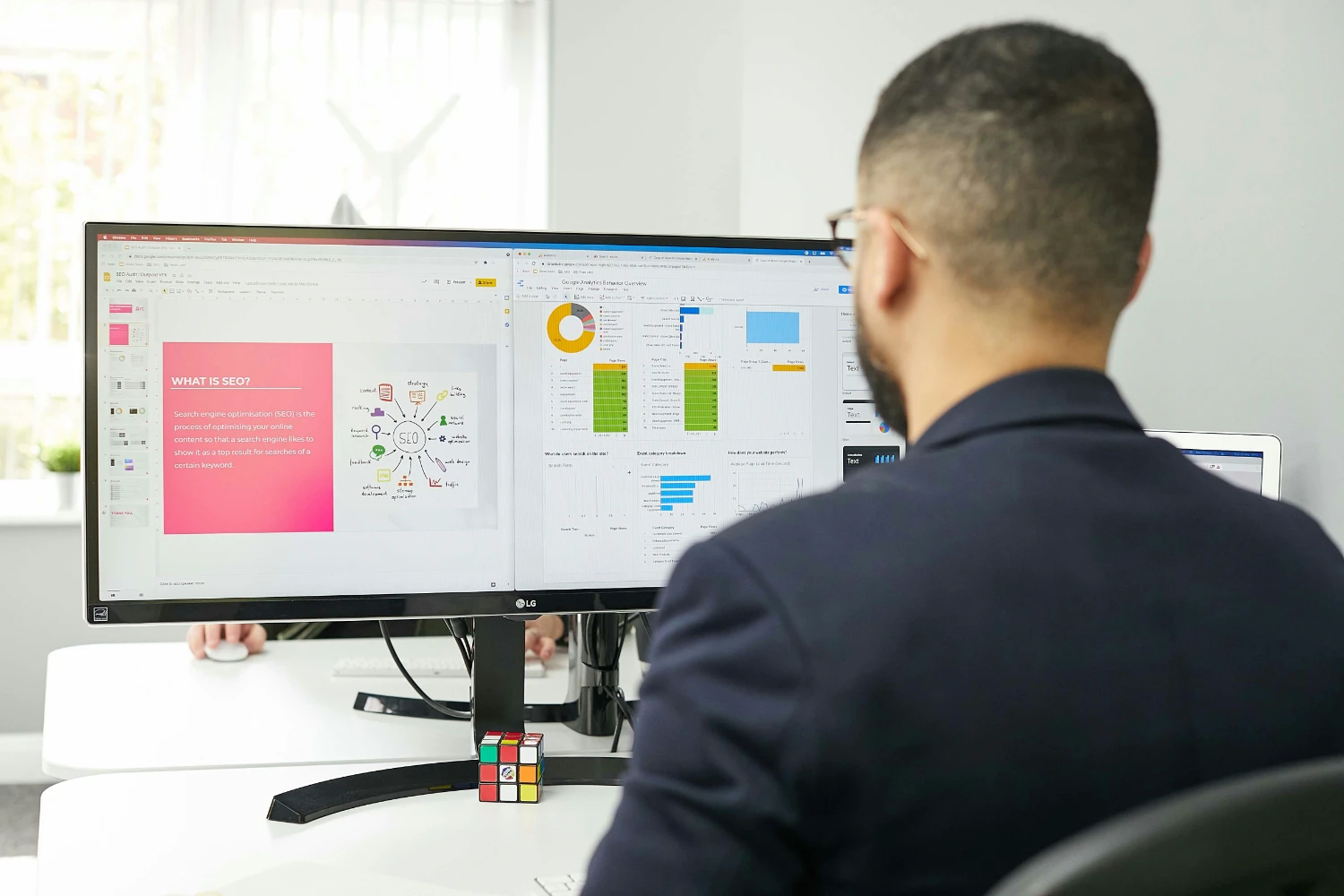 Imagen de un ejecutivo de empresa analizando datos en el ordenador.