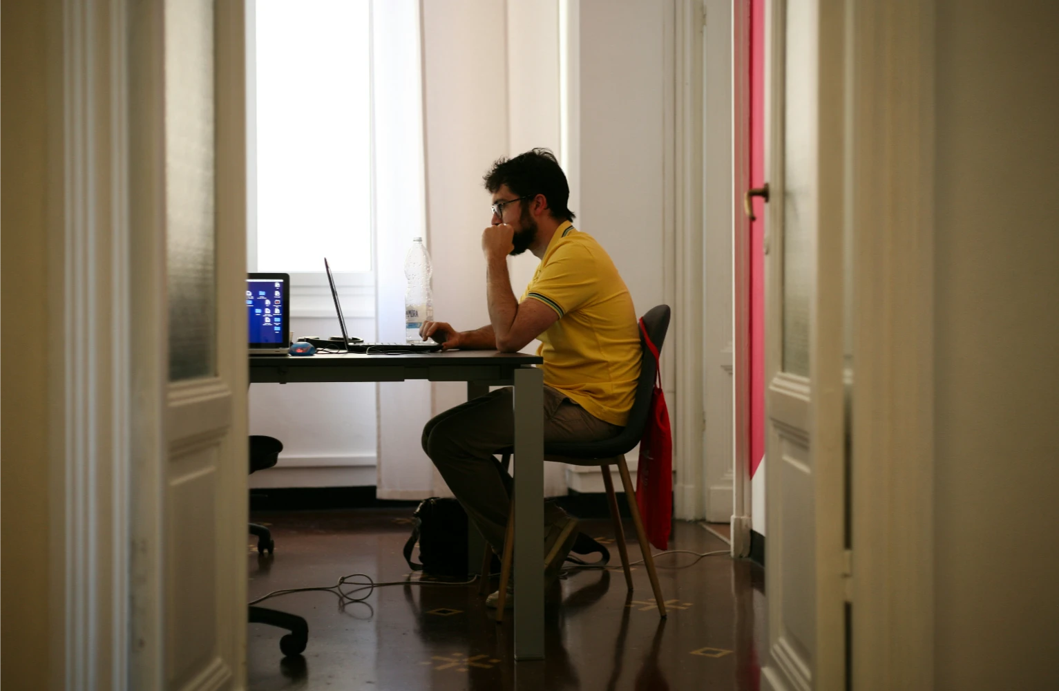 Un estudiante cursando un master de forma online.