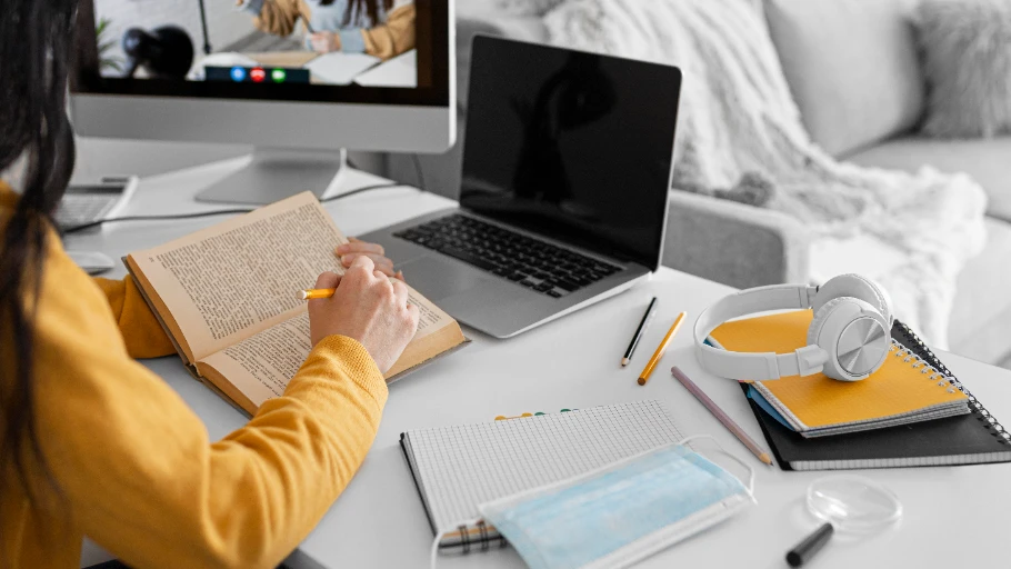 Una persona estudiando con su ordenador