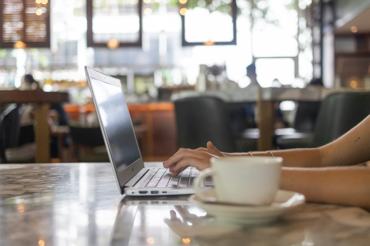 Imagen de un estudiante llevando un master a distancia