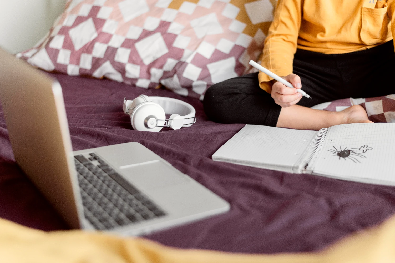 Persona estudiando en casa