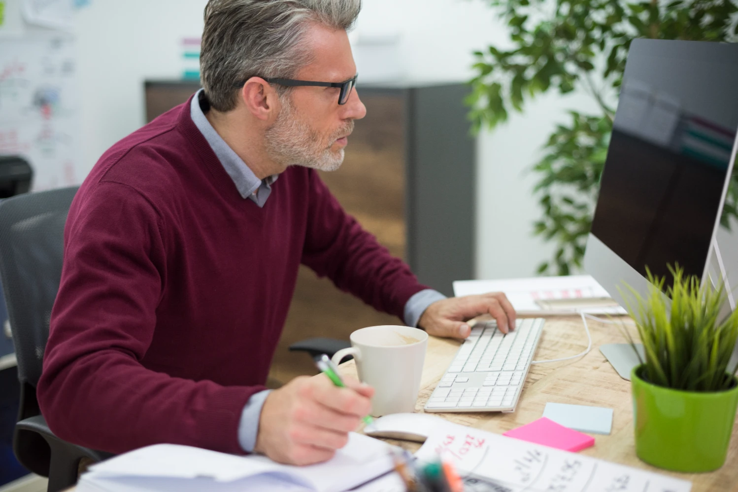 Hombre en llamada trabajando