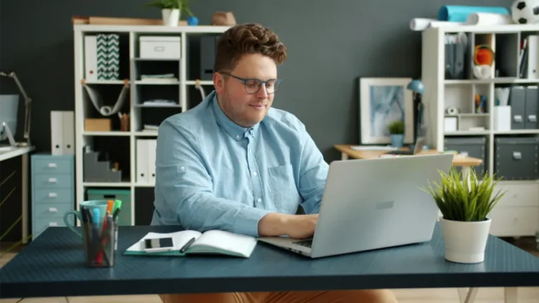 Imagen de un directivo realizando un management hibrido