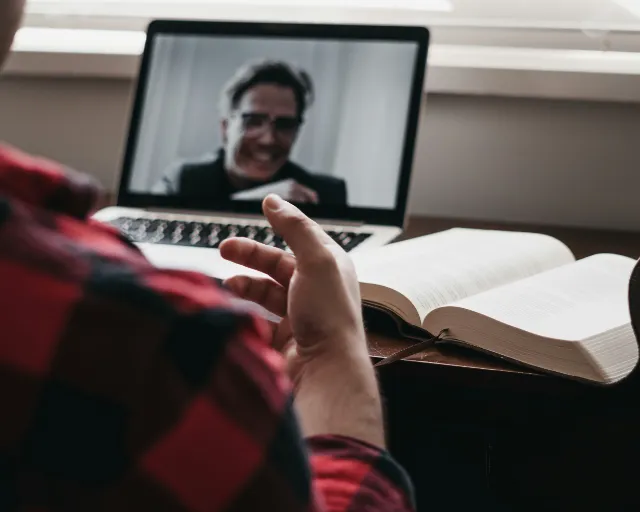 Imagen de un alumno recibiendo una tutoría personalizada online.