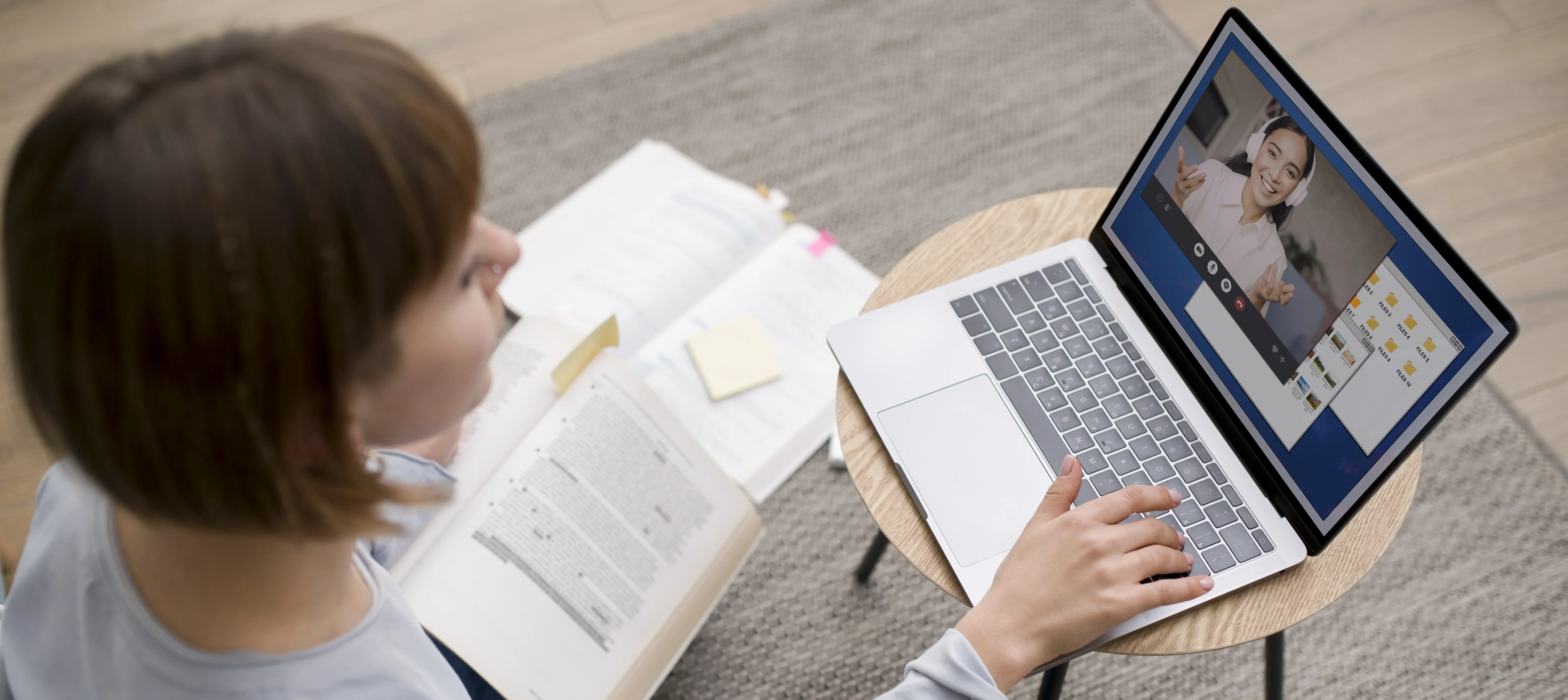 Mujer cursando un máster online digital