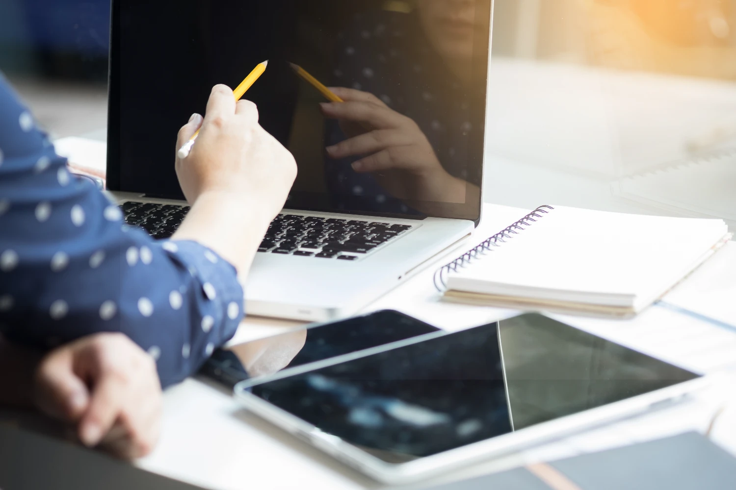 persona con soportes digitales