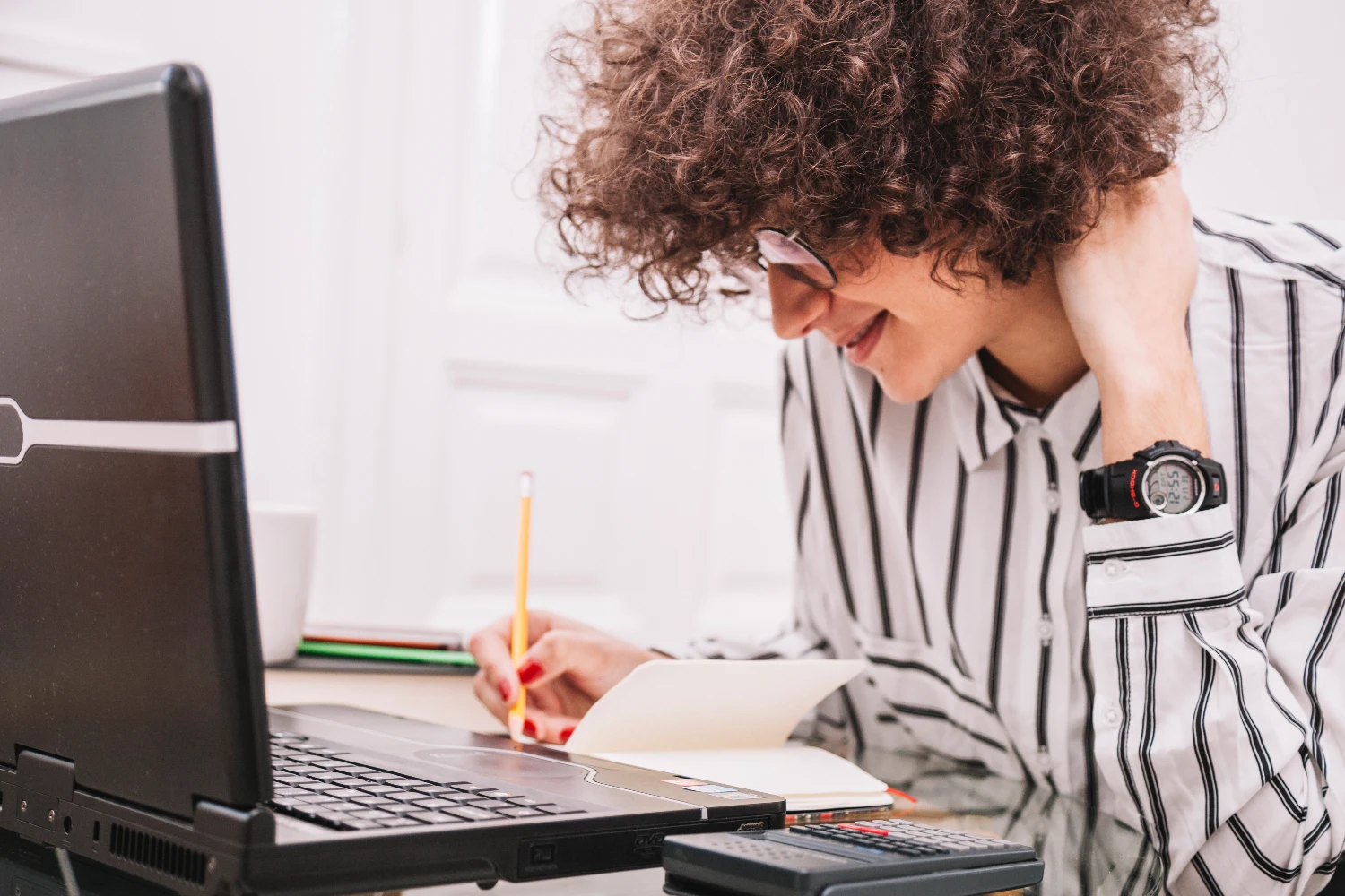 Chica estudiando online