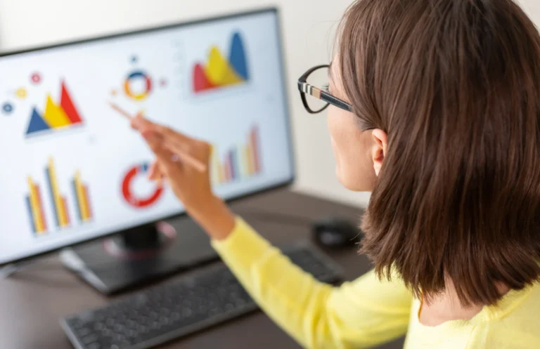 Joven trabajando en People Analytics