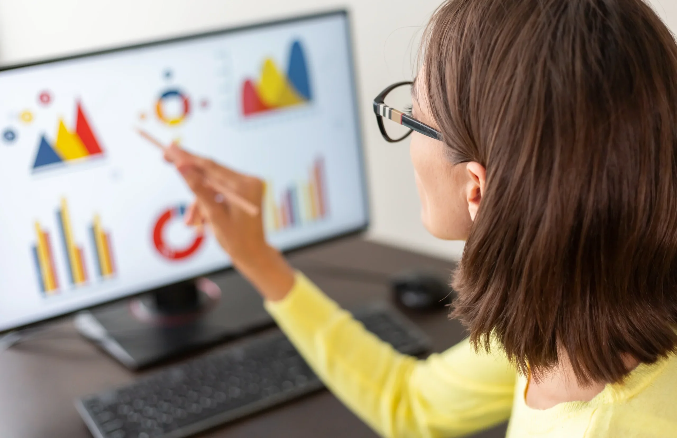 Joven trabajando en People Analytics