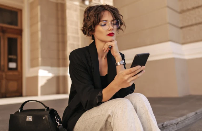 Consumidora de lujo exigente y digital