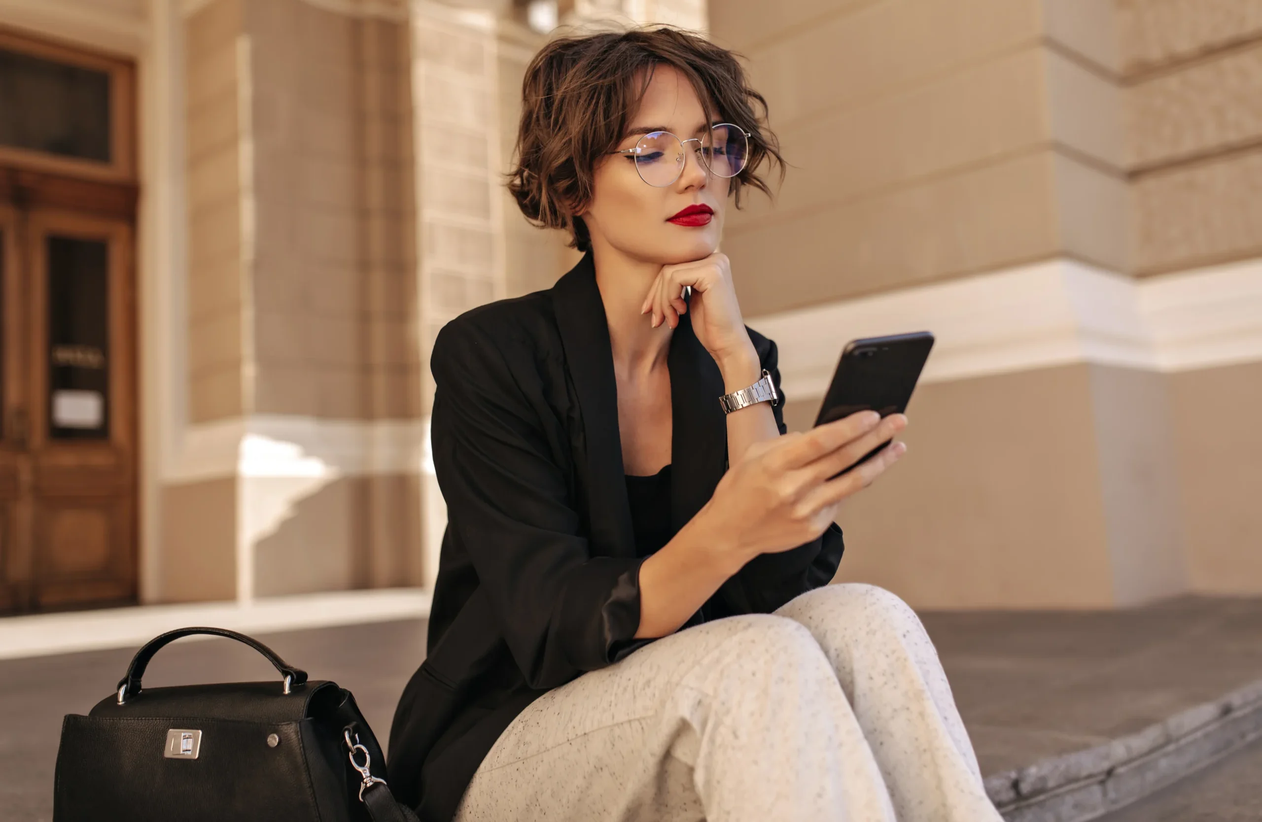 Consumidora de lujo exigente y digital